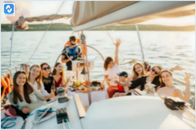 Grupo de pessoas fazendo um turismo náutico