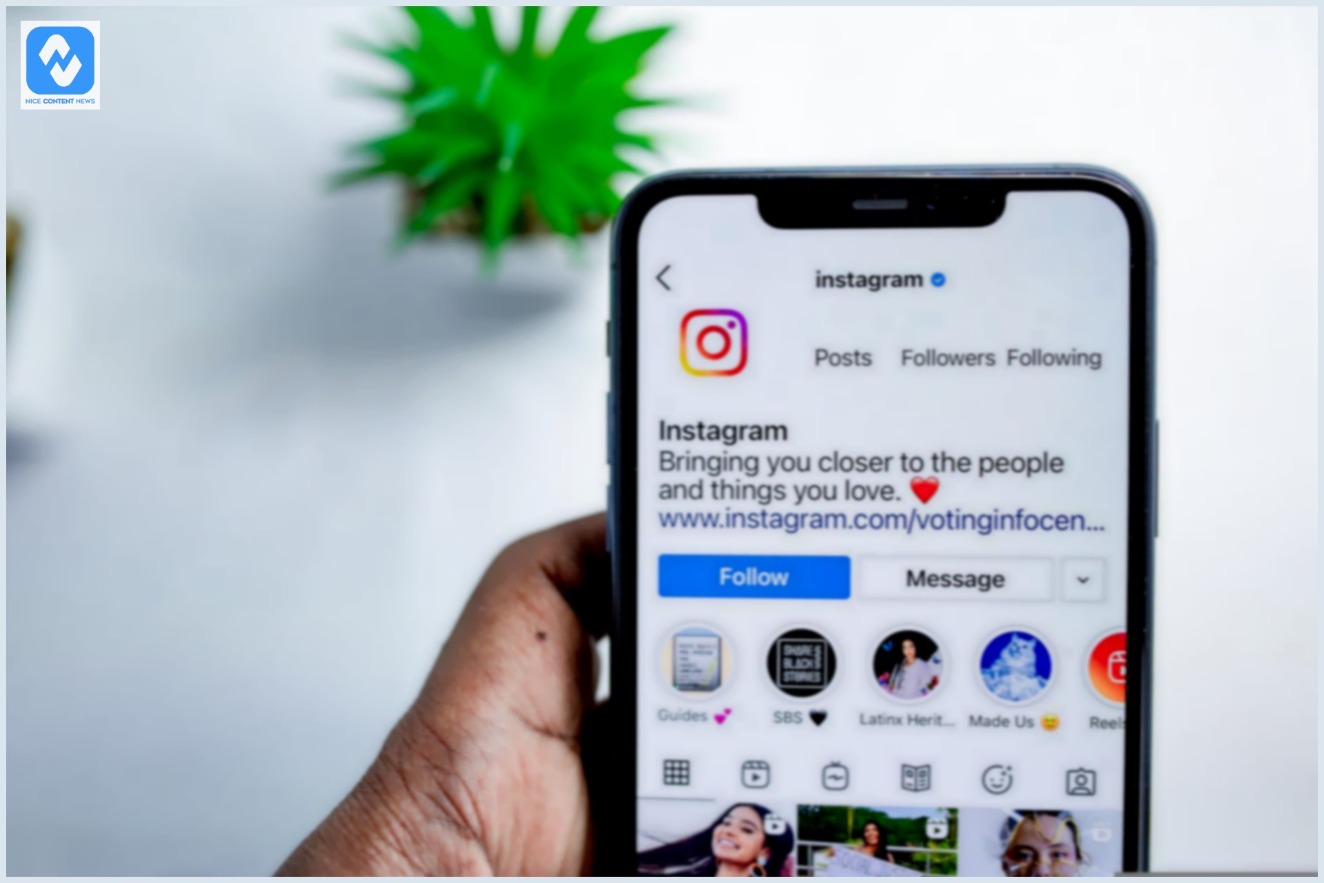 Celular com o perfil do Instagram aberto
