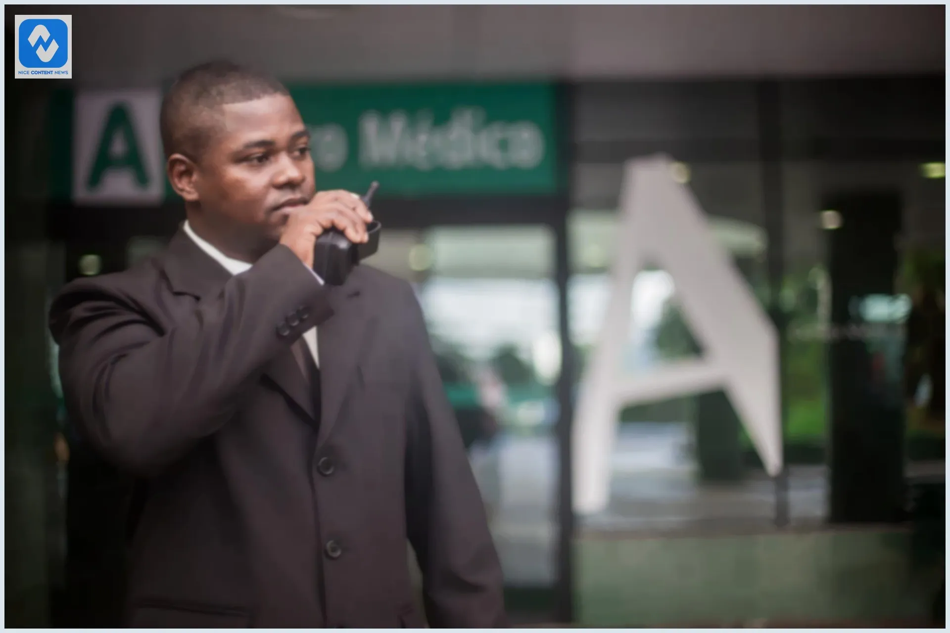 Homem trabalhando como controlador de acesso