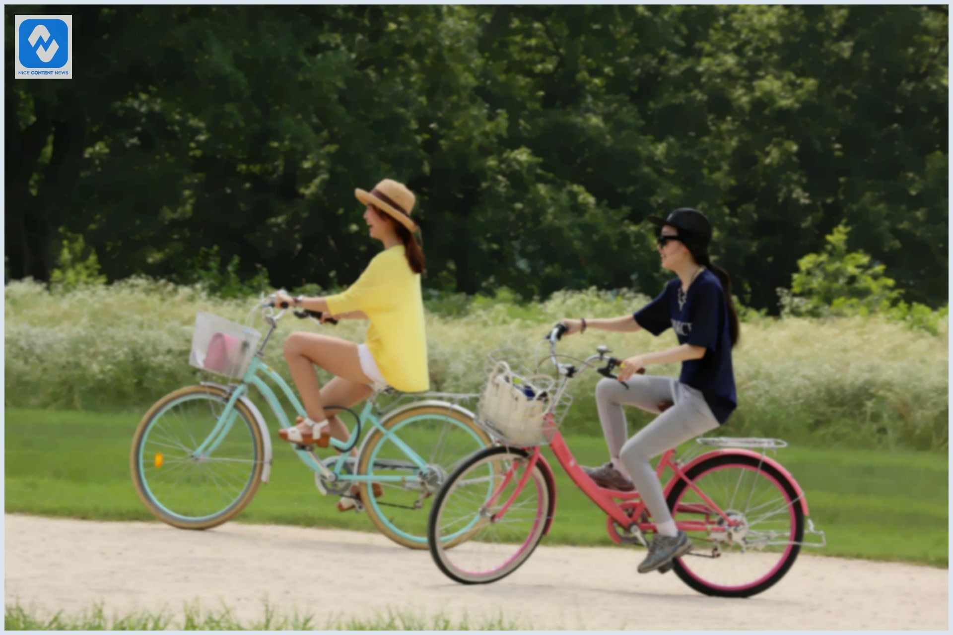 Duas mulheres andando de bicicleta