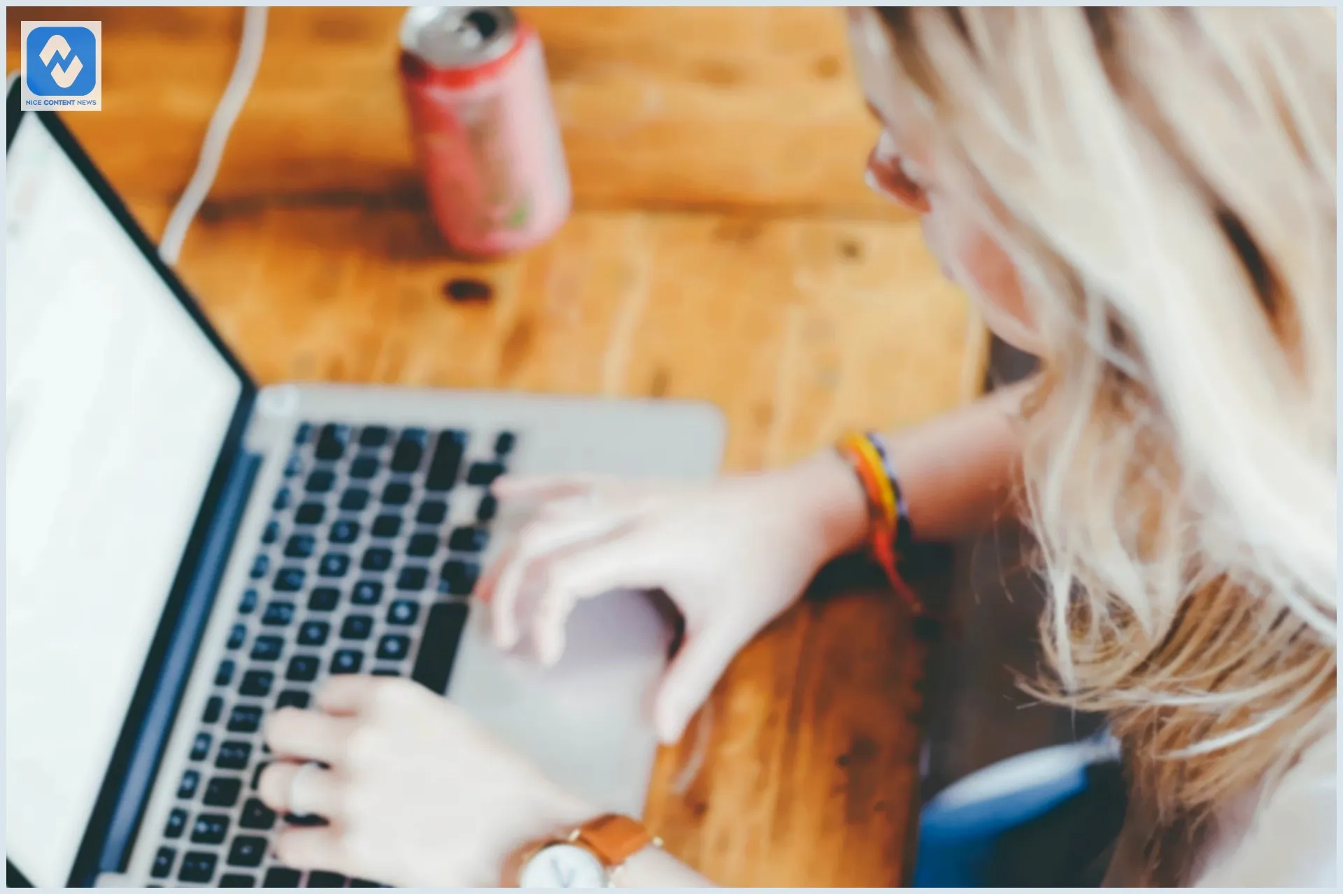 Mulher estudando em uma plataforma online de curso
