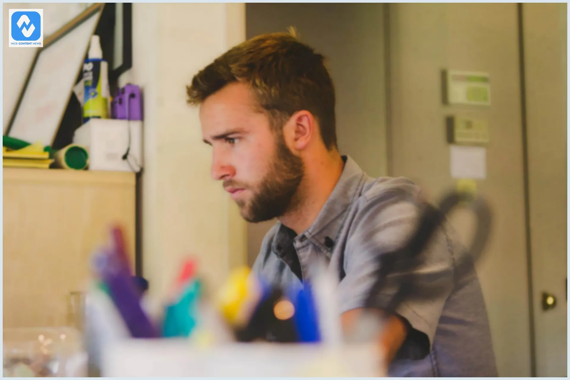 Home trabalhando como técnico de administração