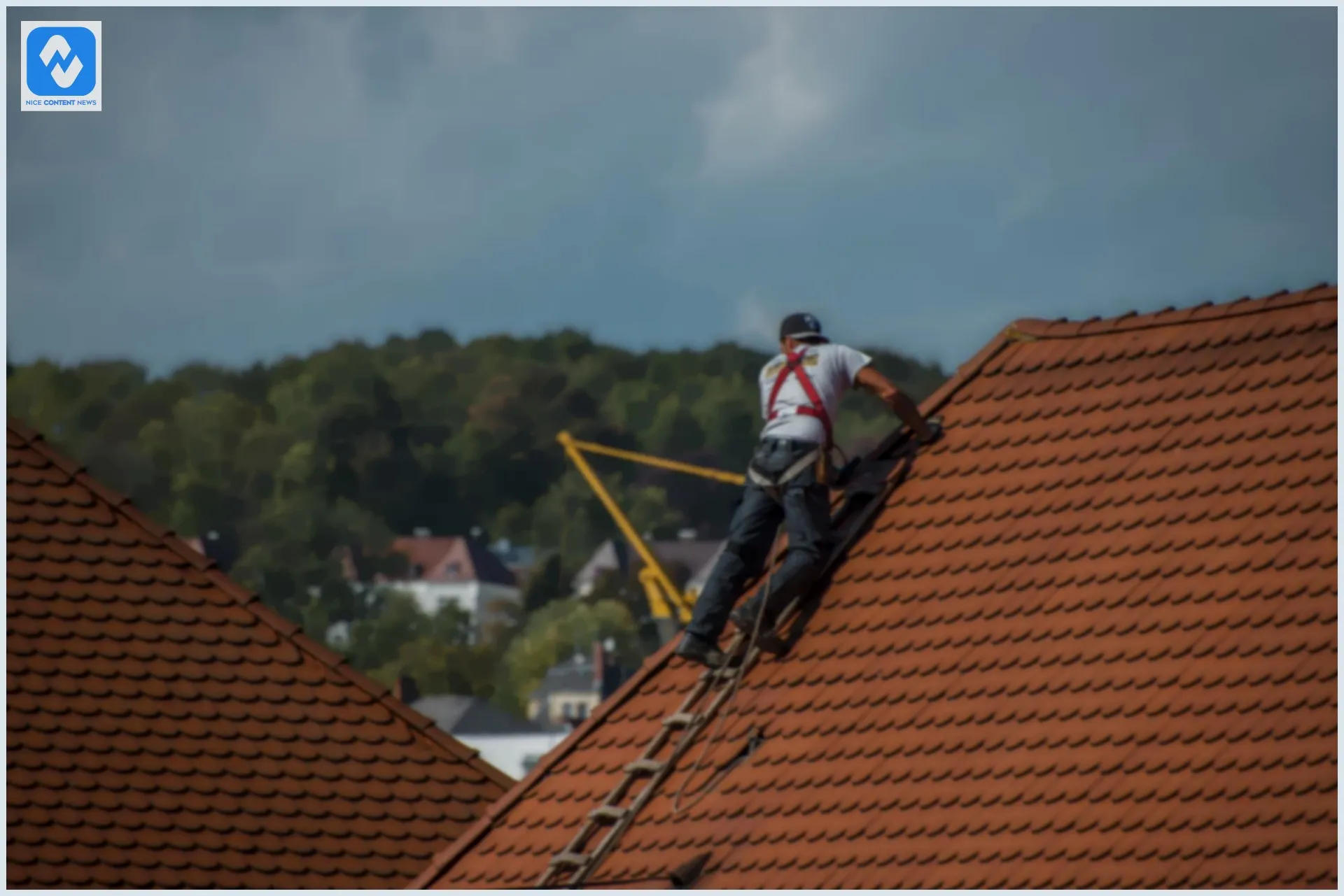 Homem reparando um telhado colonial