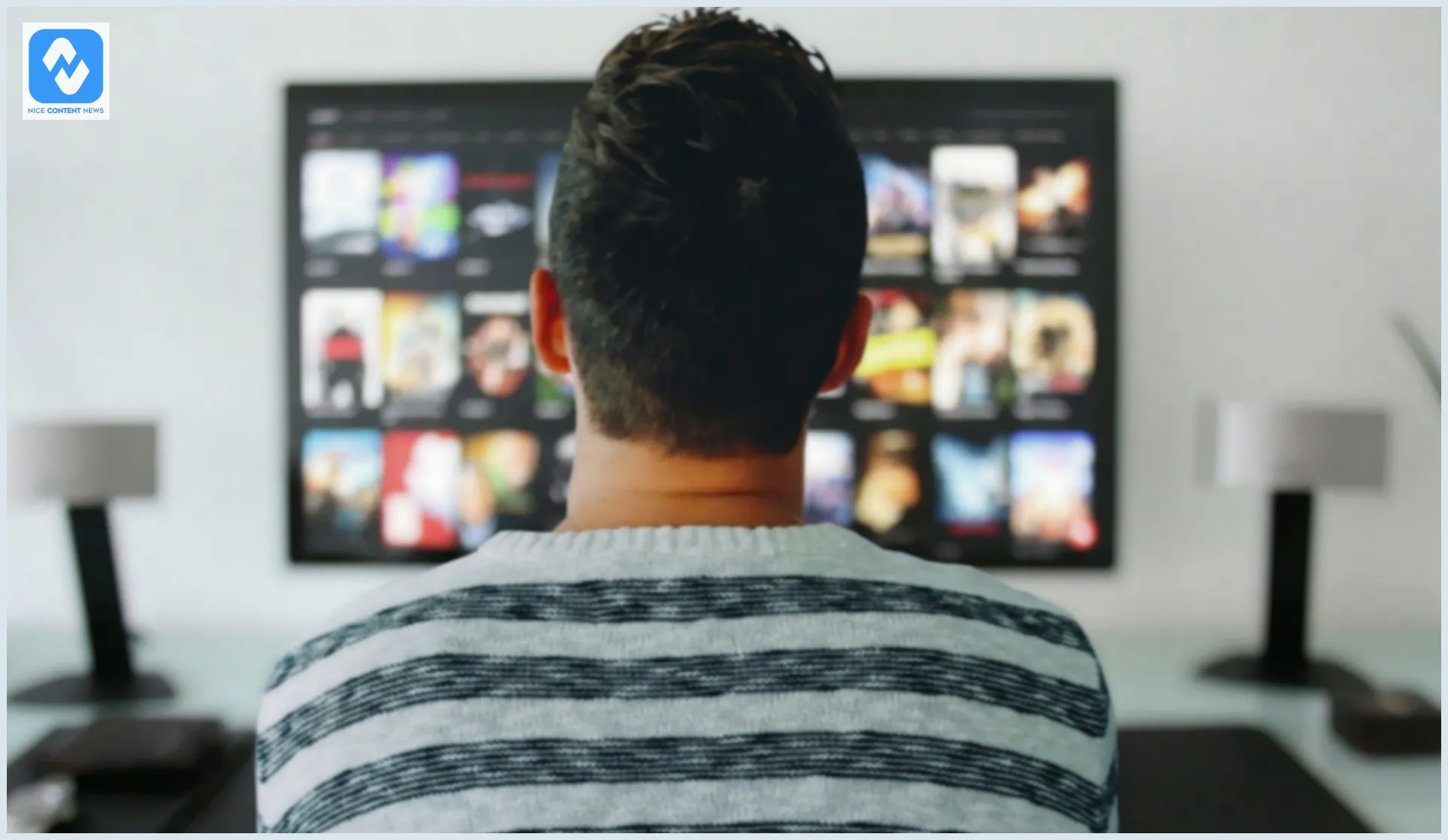 Homem assistindo filme na TV