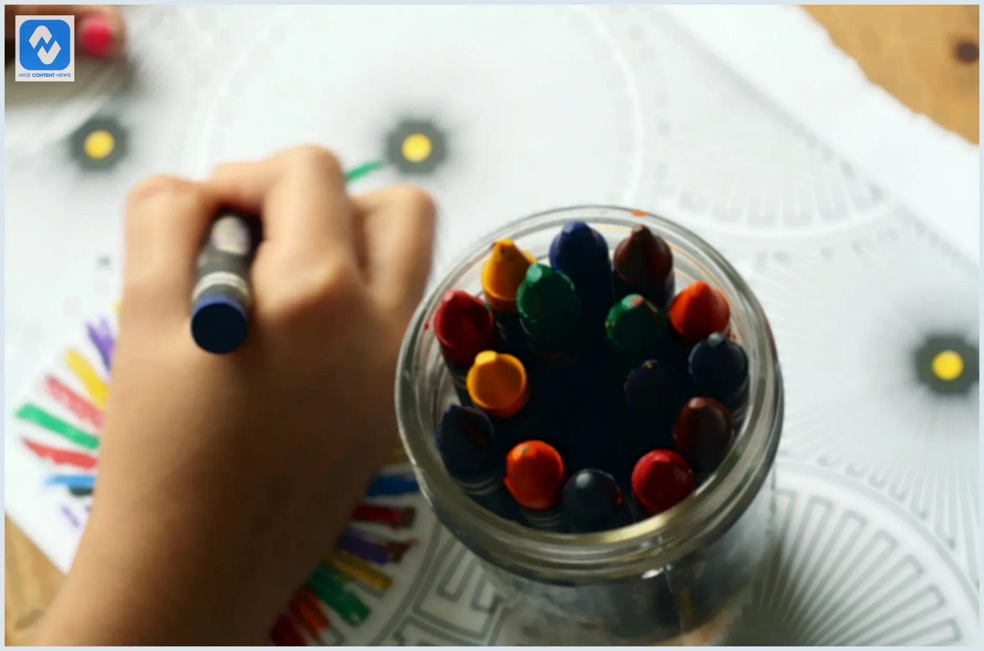 Criança desenhando em um papel