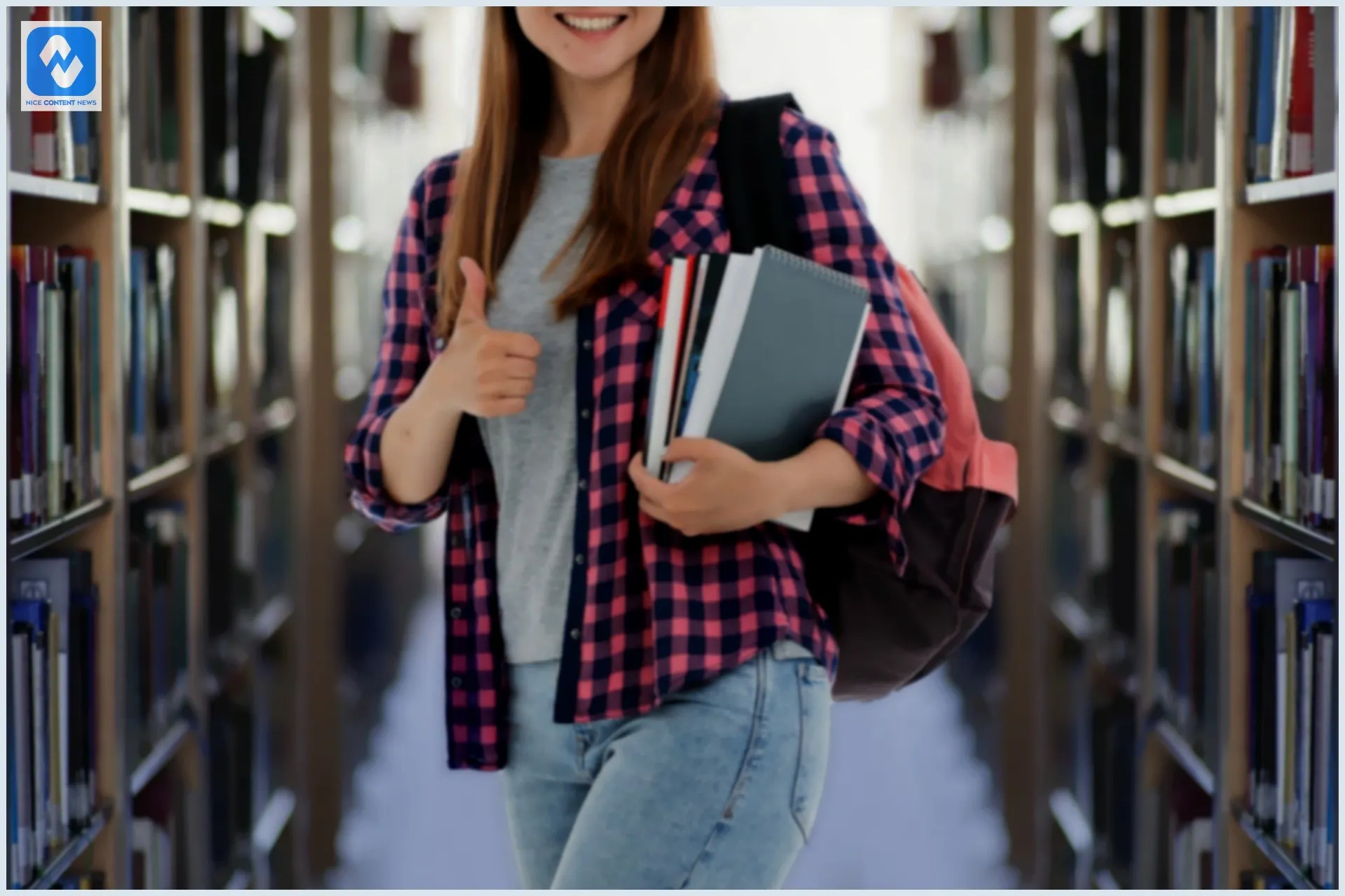 Estudante em uma biblioteca