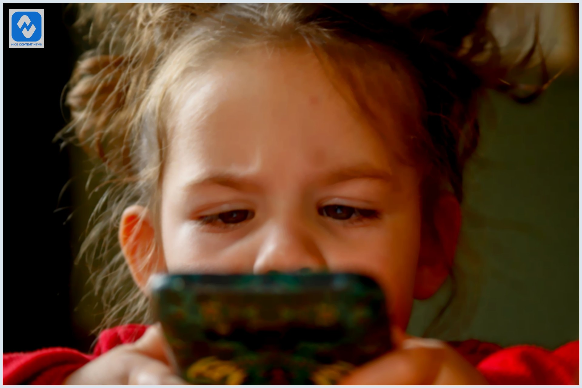 Criança mexendo em um celular