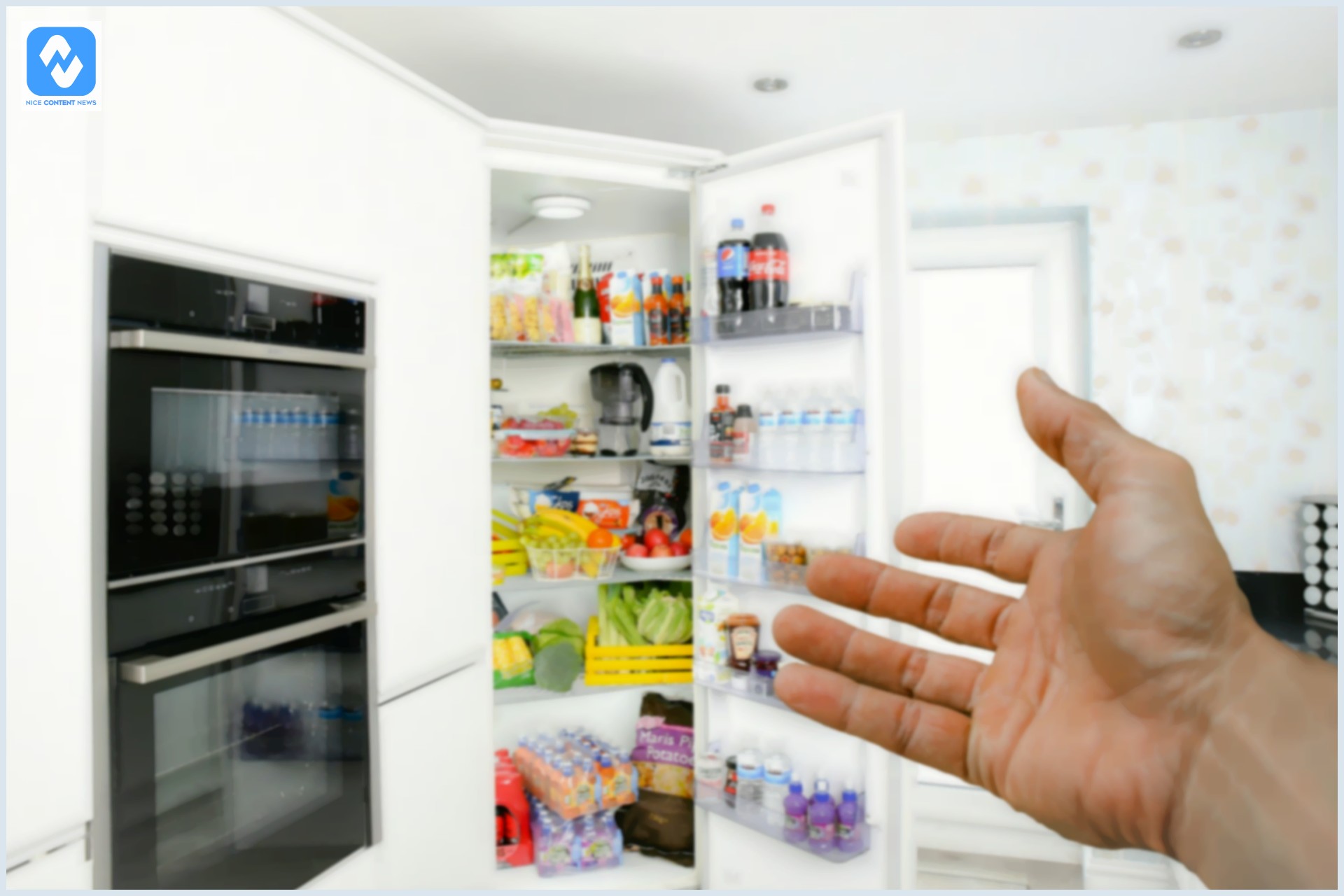 Um freezer vertical em uma cozinha