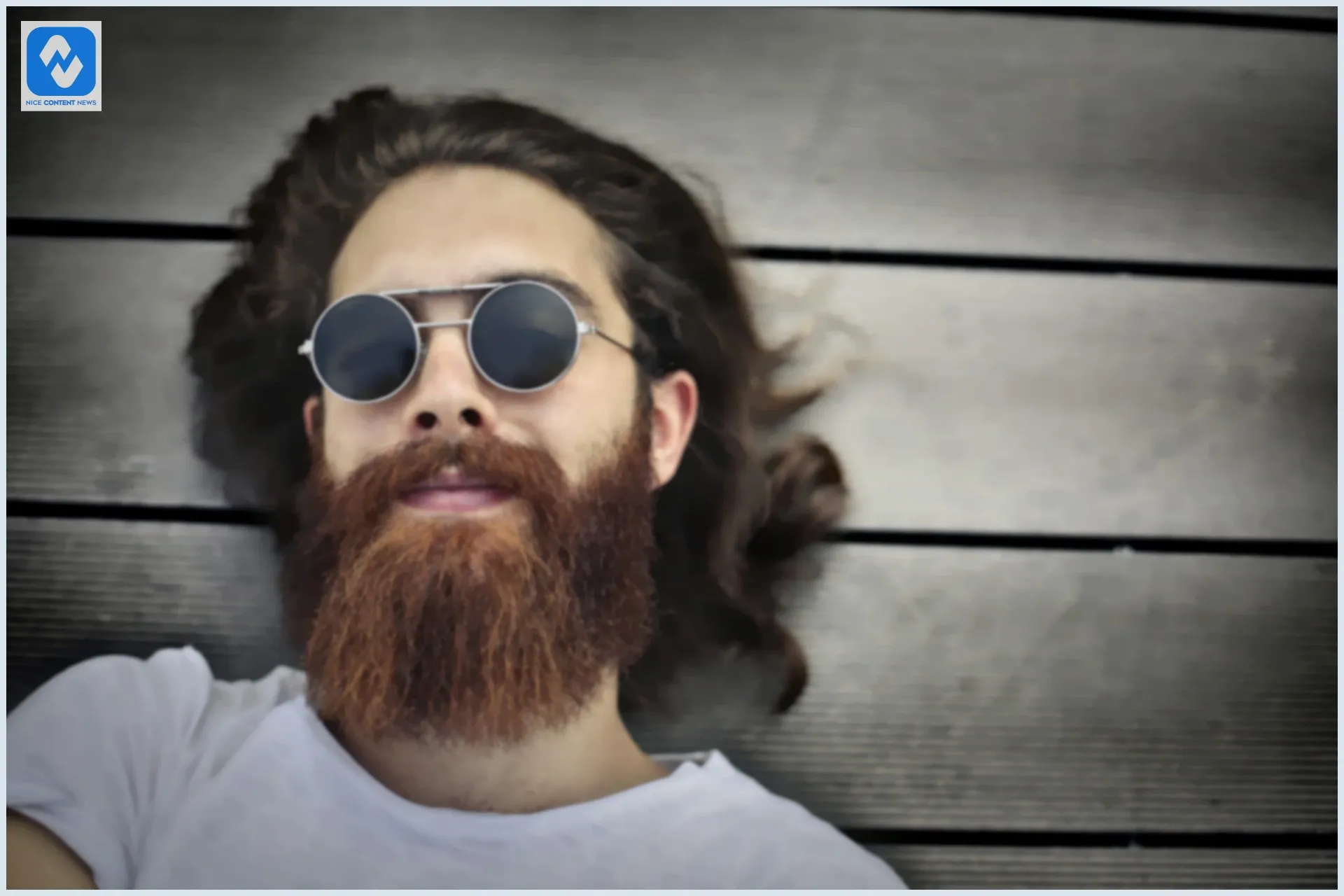 Homem com óculos escuro e barba