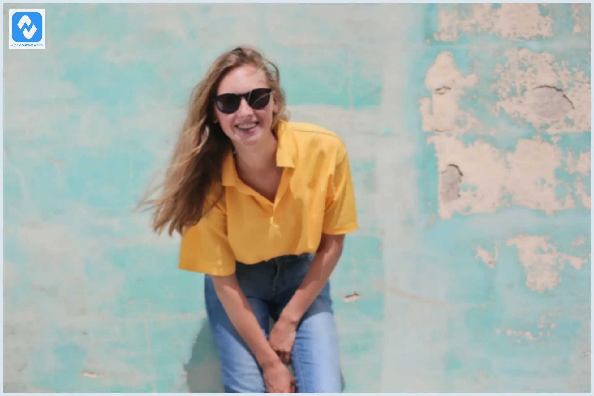 Mulher com uma camisa polo e uma calça jeans