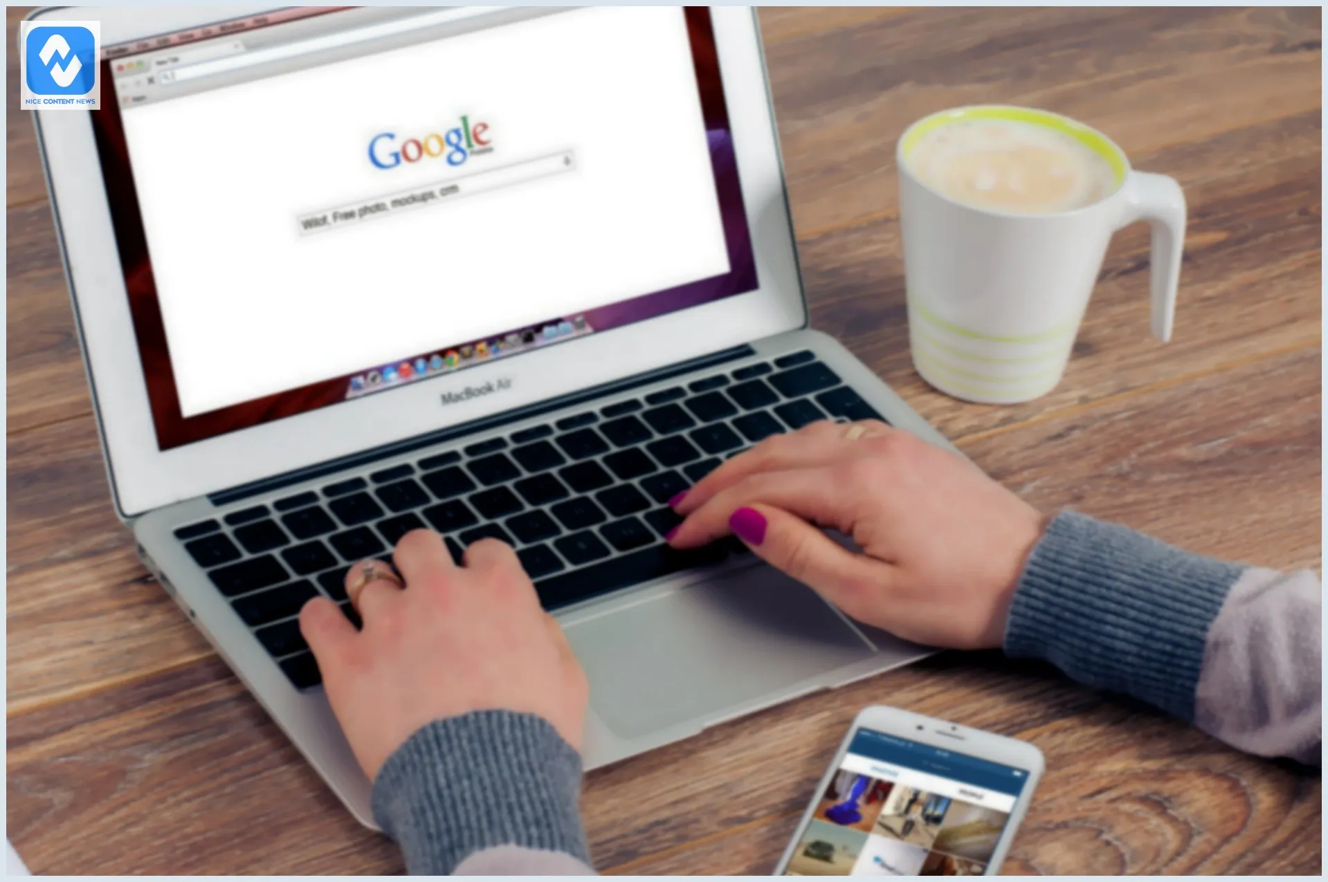Mulher trabalhando com SEO Digital no notebook