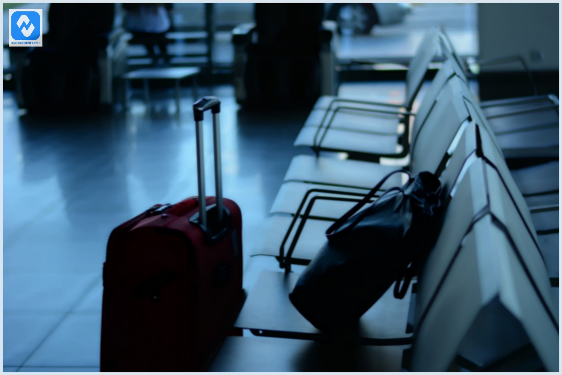 Uma mala de viagem e uma bolsa em um aeroporto