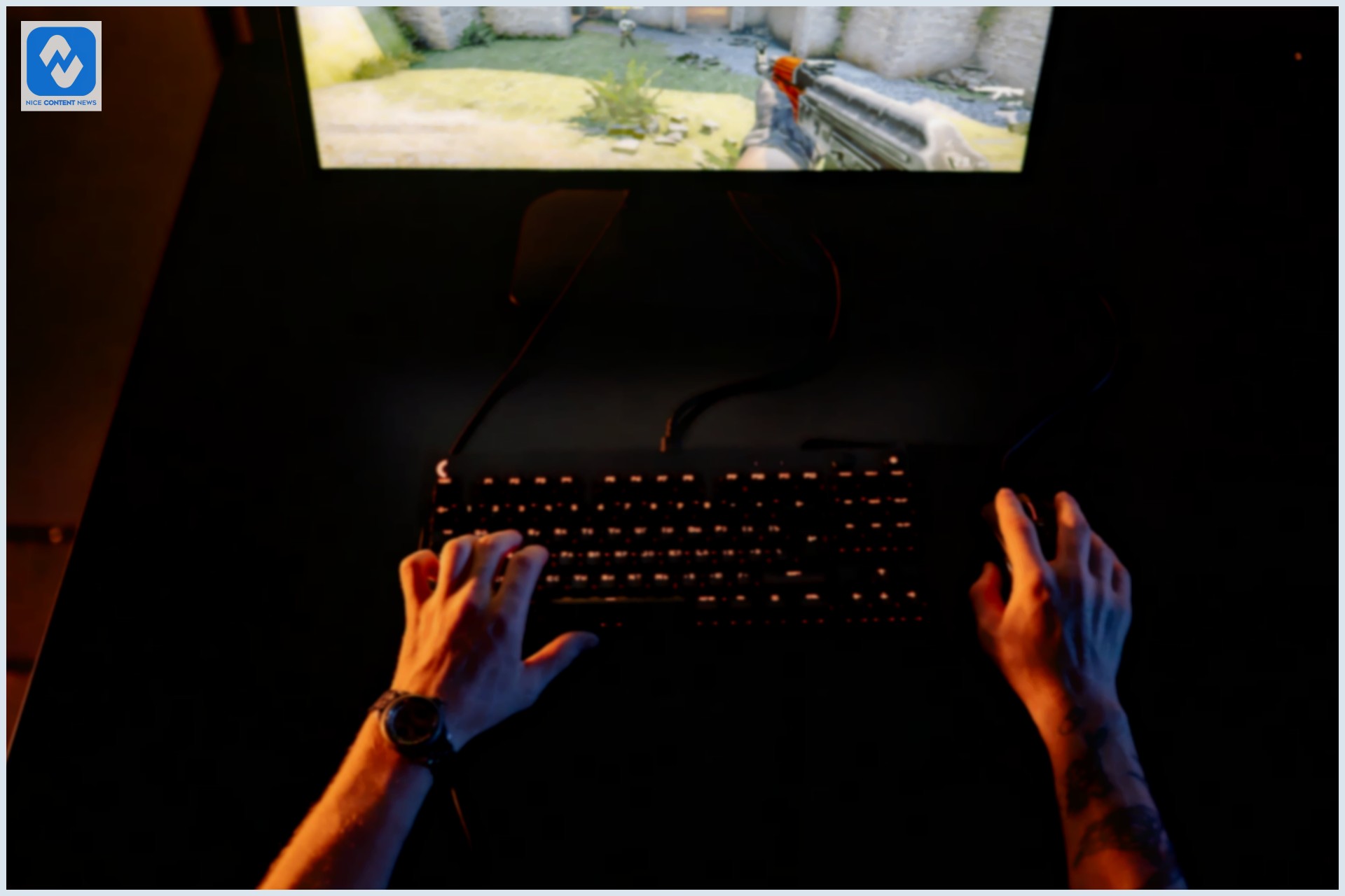 Jogador profissional jogando no computador