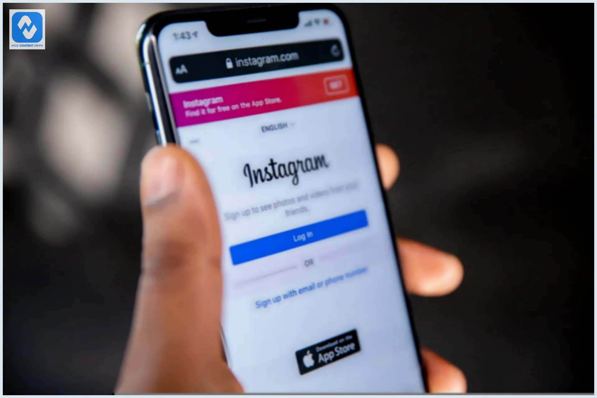 Como ganhar dinheiro pelo Instagram? 5 formas Celular com o Instagram aberto na tela de login