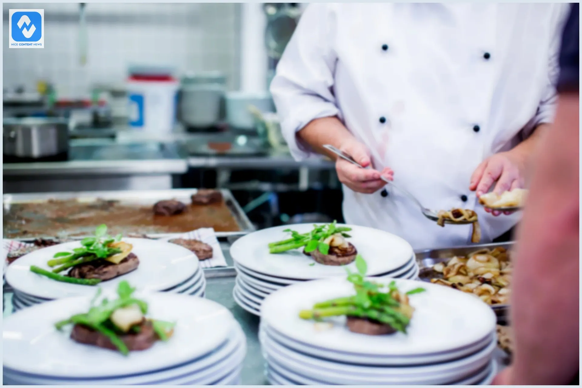 Fotografia profissional para restaurante: saiba como fazer Pratos de um restaurante com um cozinheiro atrás