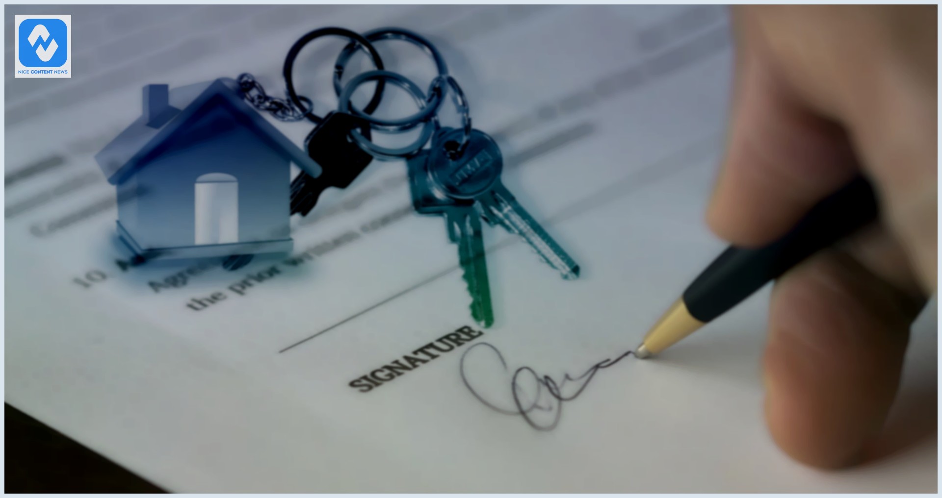 Contrato de compra de uma casa sendo assinado