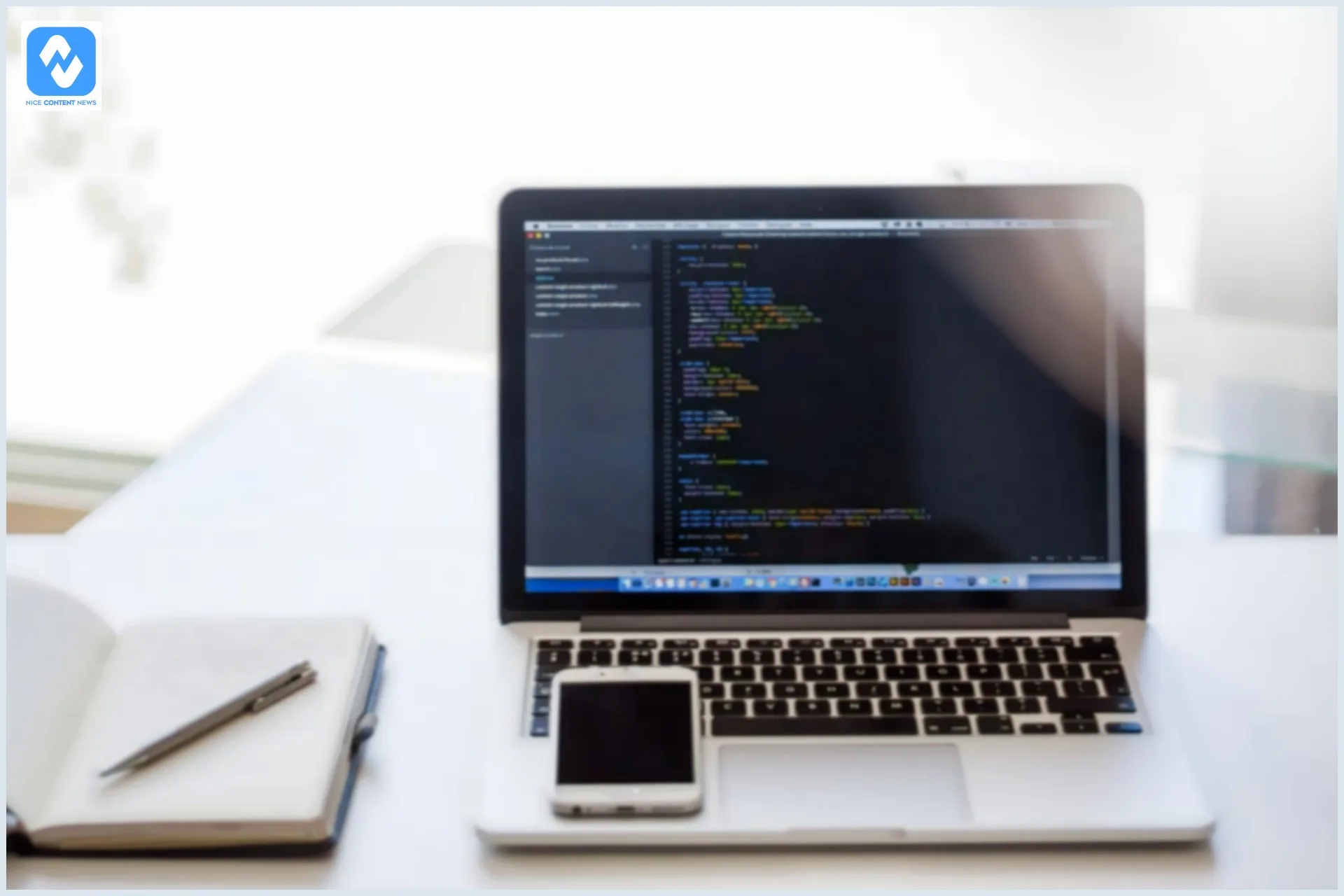 Por que é importante ter site responsivo? Um notebook com um editor em HTML aberto