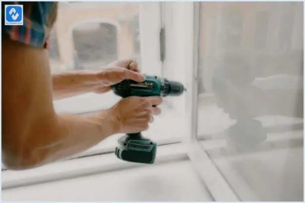 Como desenvolver habilidades com ferramentas e consertos morando sozinho?