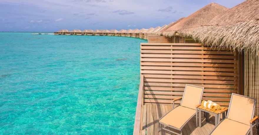 Como funcionam os bangalôs sobre a água em resorts nas Maldivas?